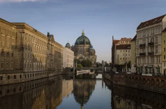 5 Best Neighbourhoods & Hotels